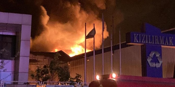 Gaziantep'te fabrikada çıkan yangına müdahale ediliyor