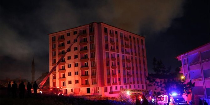 Sivas’ta inşaat halindeki binanın çatısı yandı