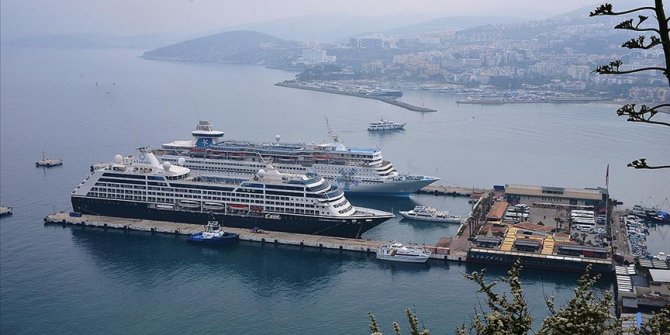 Kuşadası'na 3 kruvaziyerle 2 bin 139 turist geldi