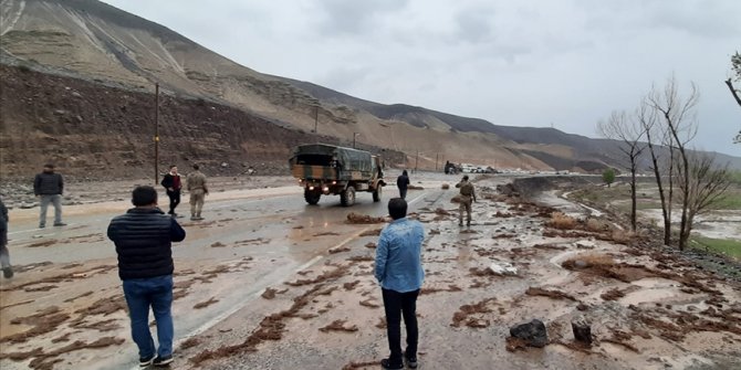 Iğdır'da etkili olan sağanak sel ve heyelana neden oldu