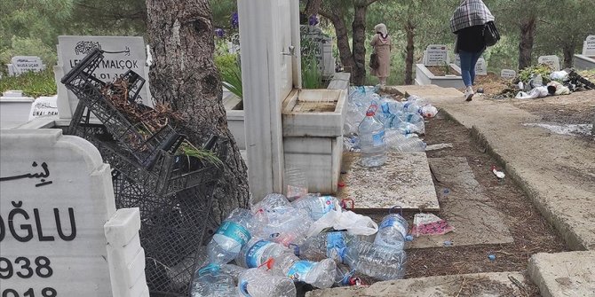 İstanbul'da mezarlıklardaki çöp birikintileri tepki çekti