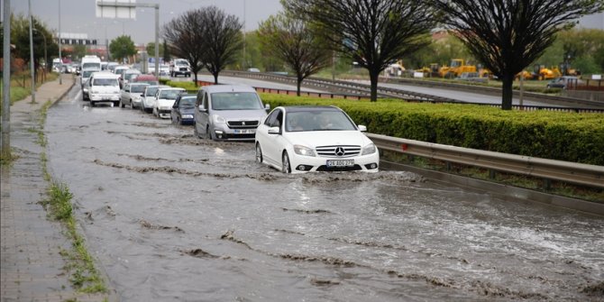 Eskişehir'de dolu ve sağanak nedeniyle araçlar mahsur kaldı