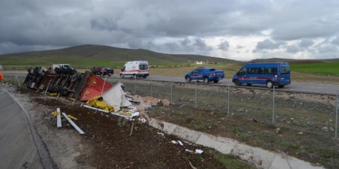 Emniyet kemerini arkadan takan TIR sürücüsü kazada öldü