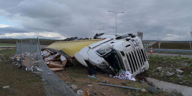 Emniyet kemerini arkadan takan TIR sürücüsü kazada öldü