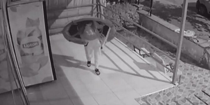 Sırtında trambolinle hırsızlık girişimi kamerada