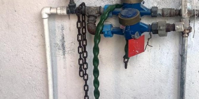 Evden kaçıp dilenen 13 yaşındaki kızını zincire vurdu