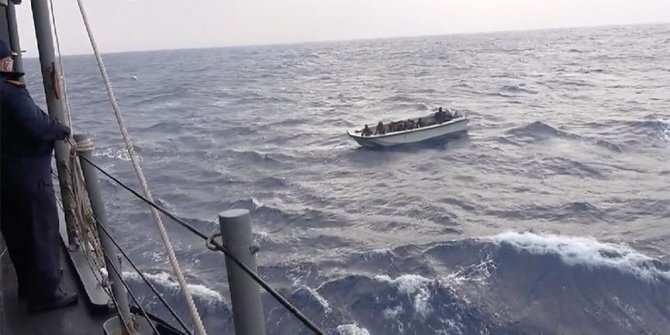 Türk askeri Libya açıklarında 10 gündür denizde mahsur kalan 17 düzensiz göçmeni kurtardı