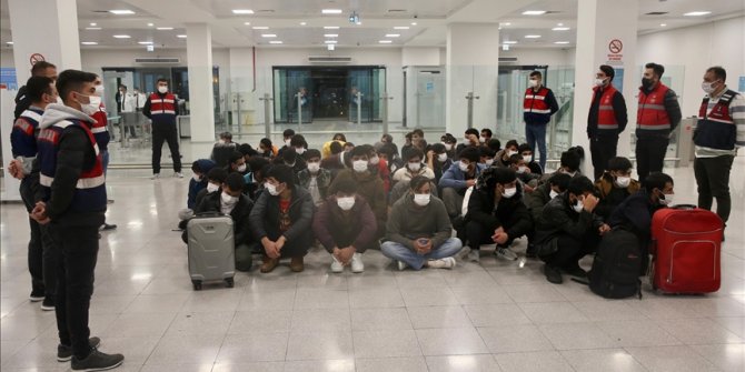 Afganistan ve Pakistan uyruklu 213 düzensiz göçmen sınır dışı edildi