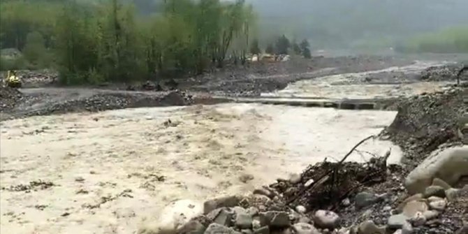 Sinop'ta sağanak nedeniyle debisi artan derelerdeki köprüler zarar gördü