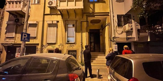 İzmir'de kopan kaya parçası bir apartmanın duvarına zarar verdi