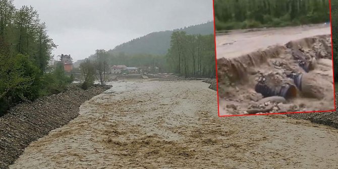 Sinop Türkeli'de dere taştı; köprü su altında kaldı