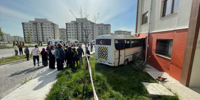 Sincan'da okul servis aracının evin duvarına çarpması sonucu 11 kişi yaralandı