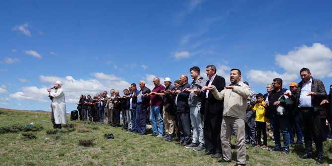 Başkan Çetin, vatandaşlarla birlikte yağmur duasına çıktı