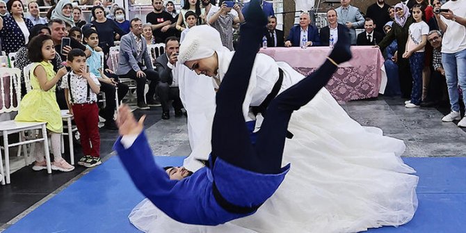 Gelin, nikahta 'Evet' demeden önce kendisi gibi judocu damadı yerden yere vurdu