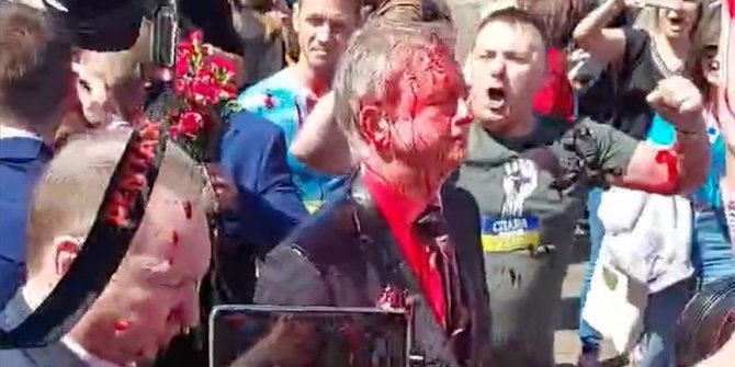 Rusya'nın Varşova Büyükelçisi Andreev'e kırmızı boyalı protesto
