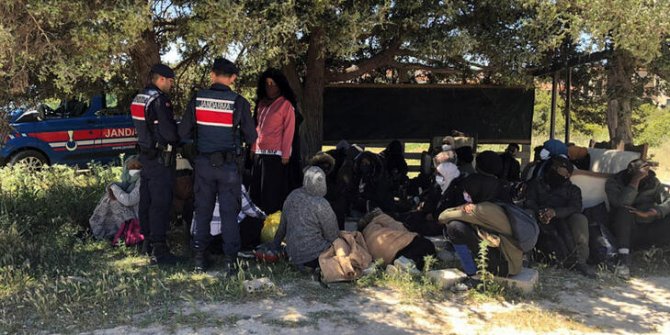 İzmir'de 63 kaçak göçmen yakalandı