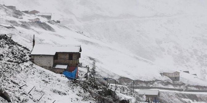 Kaçkarlar'a kar yağdı