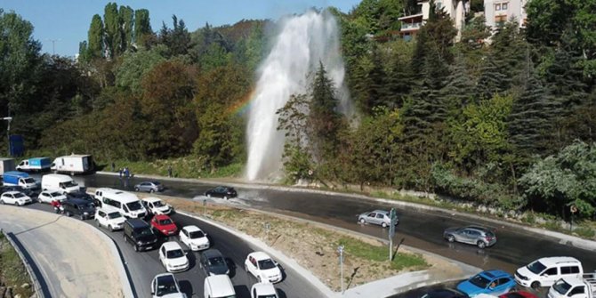 Başakşehir'de su borusu patladı; su metrelerce yükseğe fışkırdı, yollar göle döndü