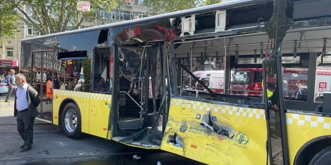 Fatih'te tramvay ile İETT otobüsü çarpıştı