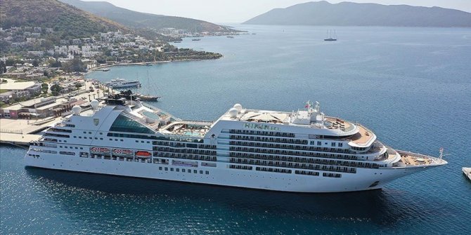 Bahama bandıralı dev kruvaziyer, 4 bin 281 yolcuyla Kuşadası'na geldi