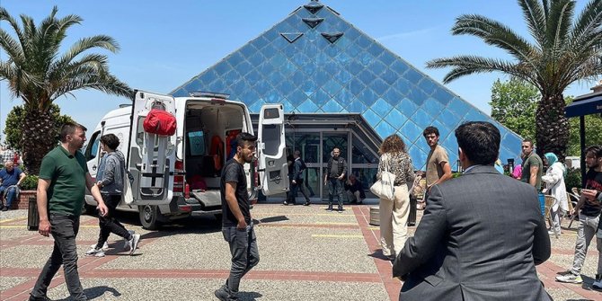 Bursa'daki AVM'de, bir mağazada çökme meydana geldi