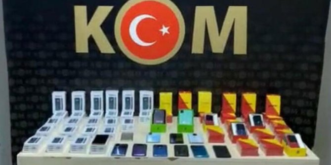 İzmir'de gümrük kaçağı cep telefonları ve aksesuarlar ele geçirildi