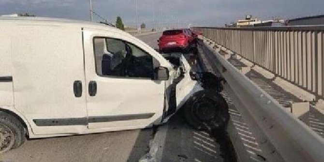 Ankara'da hafif ticari araç otomobille çarpıştı: 2 yaralı