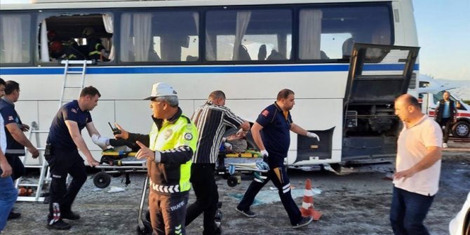 Manisa'da işçi otobüsü ile kamyonun çarpıştığı kazada ölü sayısı 2'ye yükseldi