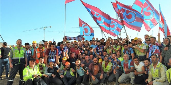 Akkuyu NGS inşaatında çalışan işçiler Trabzonspor'un şampiyonluğunu kutladı