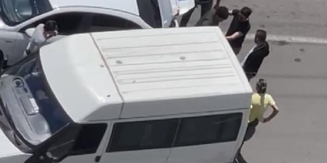 Polisin takibe alıp durdurduğu otomobilden 16 kaçak göçmen çıktı