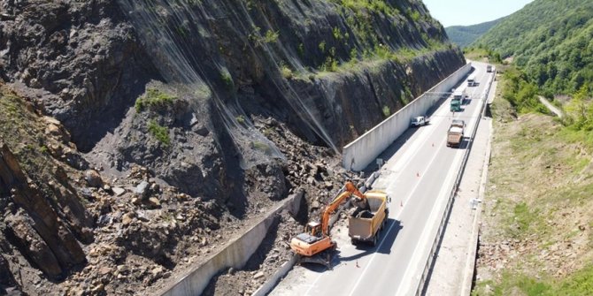 Bartın-Karabük kara yolundaki heyelan bölgesinde güçlendirme çalışması