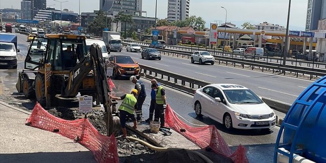 Kartal'da İSKİ'ye ait su borusu patladı