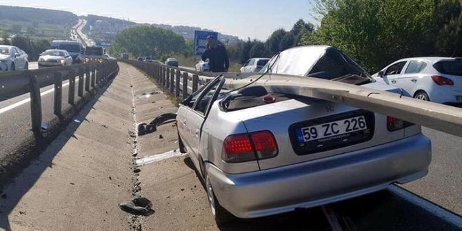 Bariyerlerin arasına sıkışan otomobilin sürücüsü yaralandı