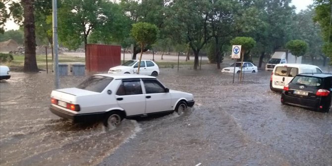 Salihli'de sağanak hayatı olumsuz etkiledi