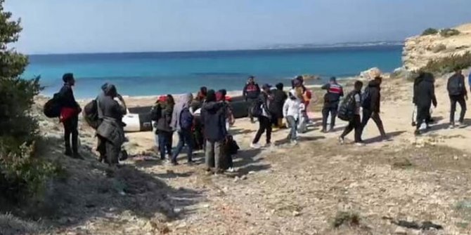 İzmir'de 27 kaçak göçmen yakalandı, 4 organizatör tutuklandı
