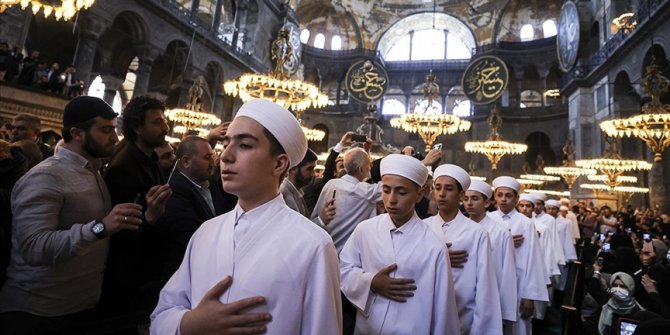 Hafızlıklarını tamamlayan 35 öğrenci Ayasofya-i Kebir Camii'nde icazet aldı