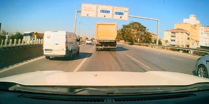 Pendik'te hafriyat kamyonunun korkutan manevrası