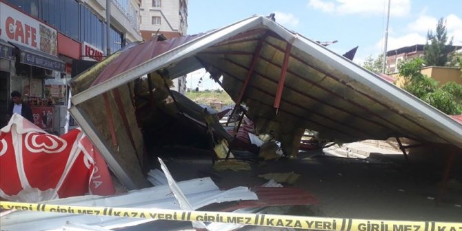 Batman'da şiddetli rüzgar bir binanın çatısını uçurdu