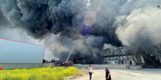 Bursa'da fabrikada çıkarak yayılan yangına müdahale ediliyor