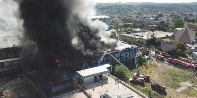 Fabrikada büyük yangın! Çok sayıda ekip sevk edildi