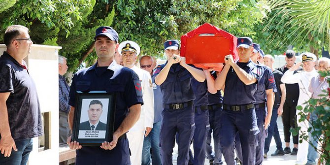 Öldürülen uzman çavuş, gözyaşlarıyla toprağa verildi