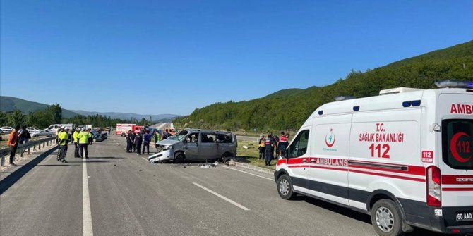 Tokat'ta minibüs ile otomobilin çarpışması sonucu 2 kişi öldü, 12 kişi yaralandı