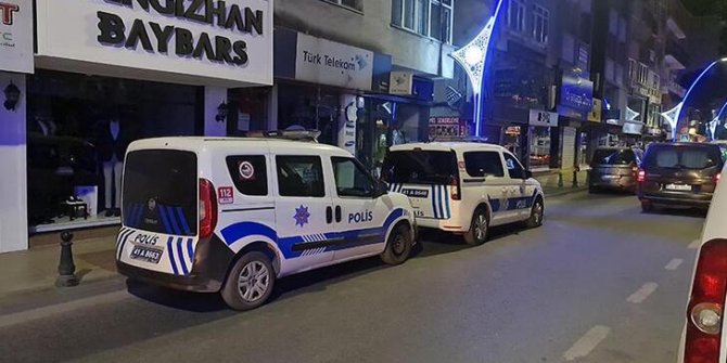 Kapısı açık dairenin önündeki kan izleri nedeniyle polis soruşturma başlattı
