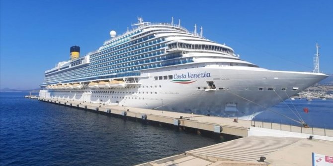 İtalya bandıralı kruvaziyer Costa Venezia Bodrum'a geldi