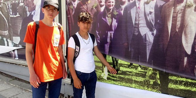 Atatürk posterlerini yırtanları 2 genç engelledi