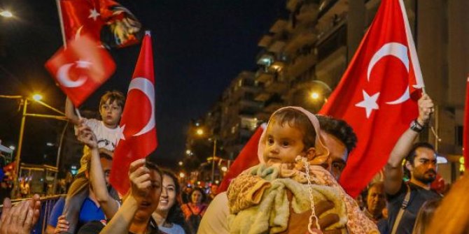 Antalya’da binlerce kişi fener alayında yürüdü