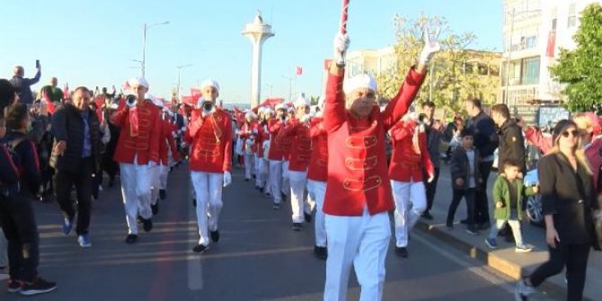 Üsküdar'da "19 Mayıs Gençlik Yürüyüşü" , 100 metrelik Türk bayrağı açıldı