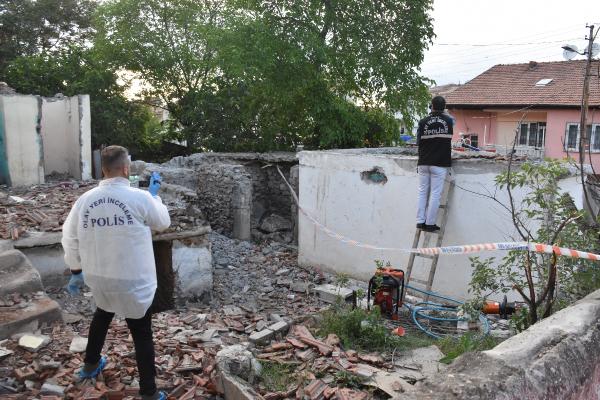 Metruk evin çöken duvarının altında kalan Muhammed öldü, kuzeni yaralandı