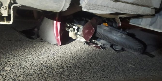 TIR’ın altında kalan motosikletin sürücüsü ağır yaralandı