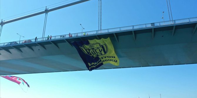 MKE Ankaragücü bayrakları, İstanbul'daki boğaz köprülerine asıldı